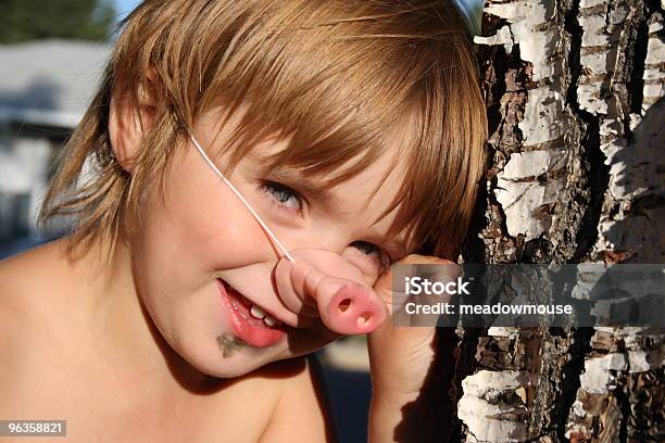 Белый Маленькая Девочка С Свинья Нос На Leaning Against Дерево — стоковые фотографии и другие картинки 2-3 года