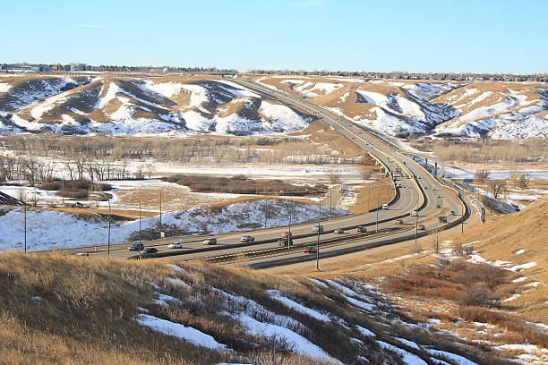 автомобилей путешествие на whoop-драйв через lethbridge coulee зимой - whoop стоковые фото и изображения