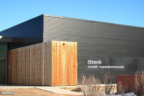 Photo libre de droit de Bâtiment En Métal Noir Avec Revêtement Contrasté Avec Avion De Planches En Bois banque d'images et plus d'images libres de droit de Bleu