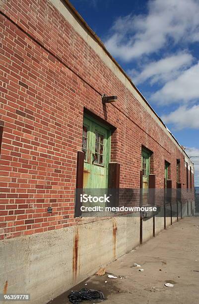 Old Brick Industriegebäude Rostige Grünen Tür Und Fenster Stockfoto und mehr Bilder von Alt