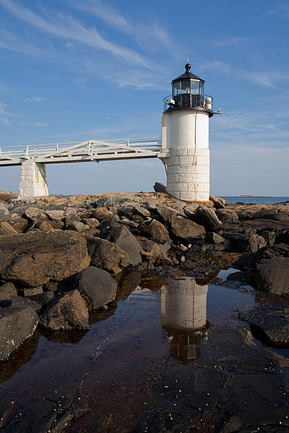 leuchtturm spiegelt im tidal pool - lighthouse maine beacon marshall point lighthouse stock-fotos und bilder