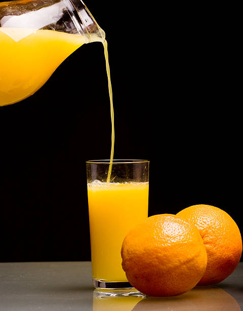 verter sumo de laranja - freshly squeezed orange juice imagens e fotografias de stock