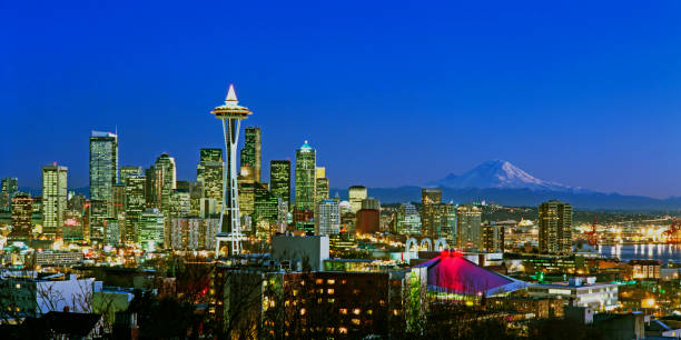 、米国ワシントン州シアトル - seattle skyline mt rainier space needle ストックフォトと画像