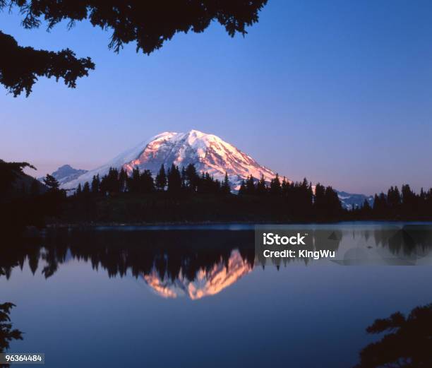 Foto de Monte Rainier e mais fotos de stock de Monte Rainier - Monte Rainier, Cena de tranquilidade, Espaço para Texto