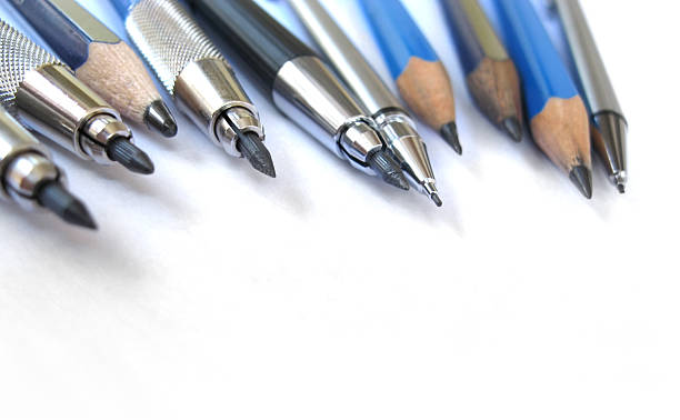 деревянные карандаши (и mechanical) на белом - карандаш чертеж стоковые фото и изображения