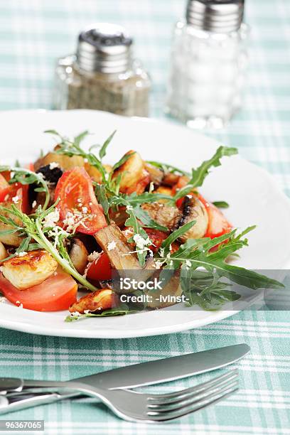 Salada De Frango E Cogumelos - Fotografias de stock e mais imagens de Alimentação Saudável - Alimentação Saudável, Almoço, Assado