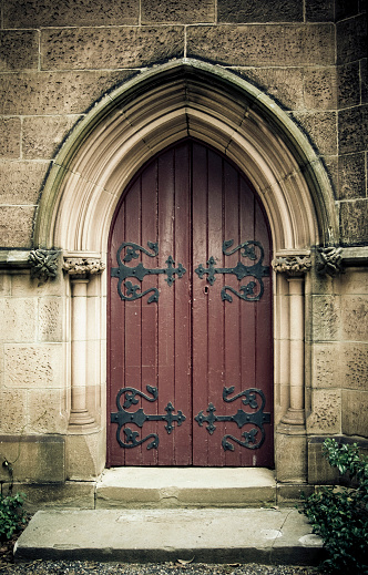 Oscura Antigua Iglesia De Hierro Rojo De Puerta Con Bisagras De Iglesia Foto de stock y más banco de imágenes de Puerta trasera - Puerta - iStock Oscura Antigua Iglesia De Hierro Rojo De Puerta Con Bisagras De Iglesia Foto de stock y más banco de imágenes de Puerta trasera - Puerta - iStock