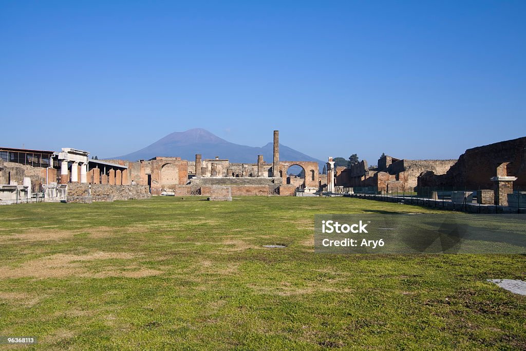 Pompei con Vesuvio - Foto stock royalty-free di Ambientazione esterna