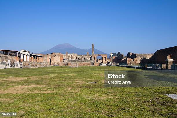 Pompei Con Vesuvio - Fotografie stock e altre immagini di Ambientazione esterna - Ambientazione esterna, Antica Roma, Archeologia