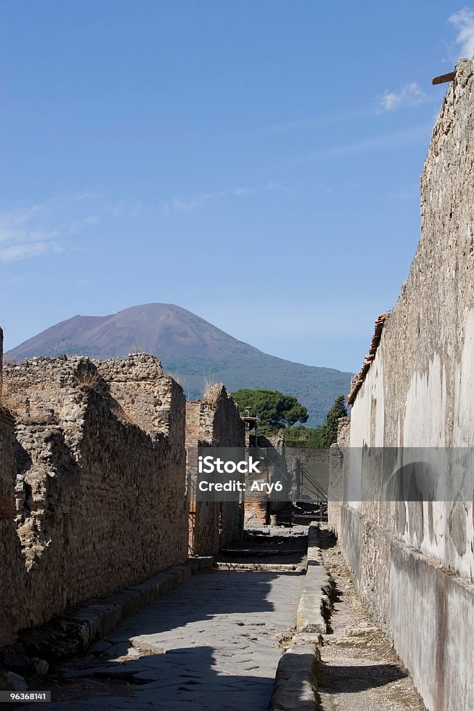 Antica strada e Vesuvio (Pompei, Italia - Foto stock royalty-free di Acciottolato