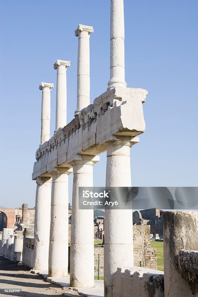 Antica colonna di Pompei - Foto stock royalty-free di Ambientazione esterna