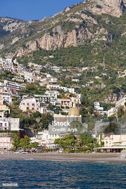 Positano Costiera Amalfitana Italia - Fotografie stock e altre immagini di Ambientazione esterna - Ambientazione esterna, Architettura, Chiesa