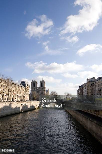 Riva Del Fiume Parigi - Fotografie stock e altre immagini di Capitali internazionali - Capitali internazionali, Cattedrale, Cattedrale di Notre-Dame - Parigi