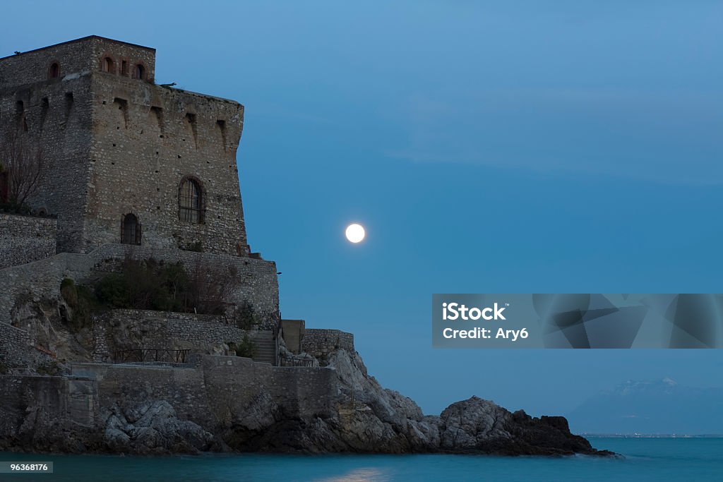 Tower sul mare in Erchie (costiera amalfitana, Italia - Foto stock royalty-free di Antico - Condizione