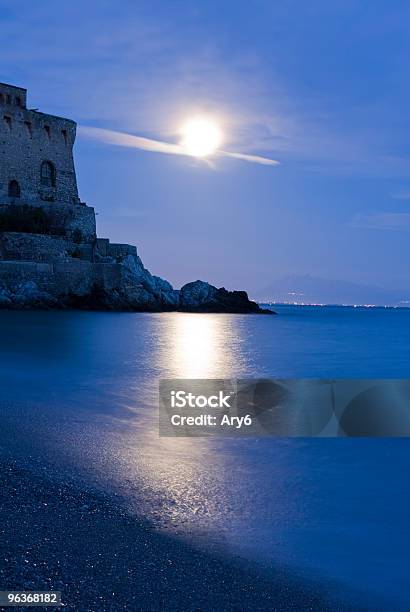 Torre Sotto La Luna Costiera Amalfitana Italia - Fotografie stock e altre immagini di Luna - Luna, Estate, Mare