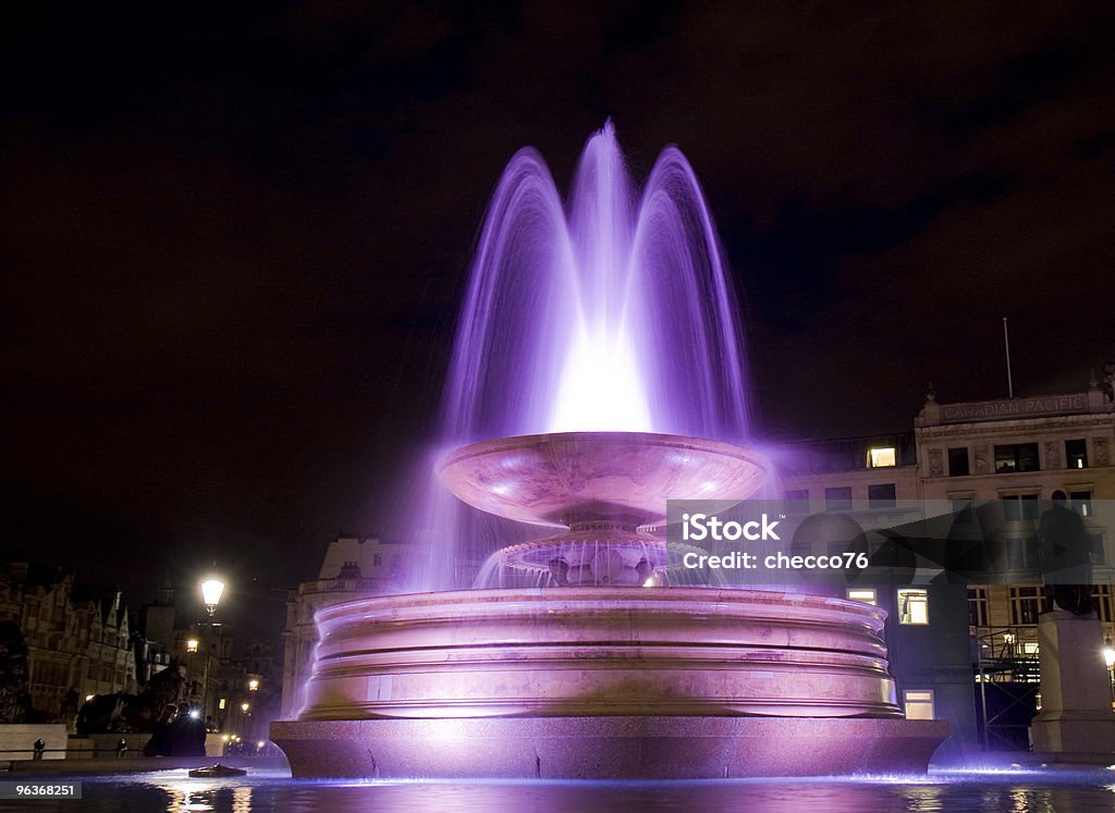 Springbrunnen am Trafalgar Square bei Nacht - Lizenzfrei Architektur Stock-Foto