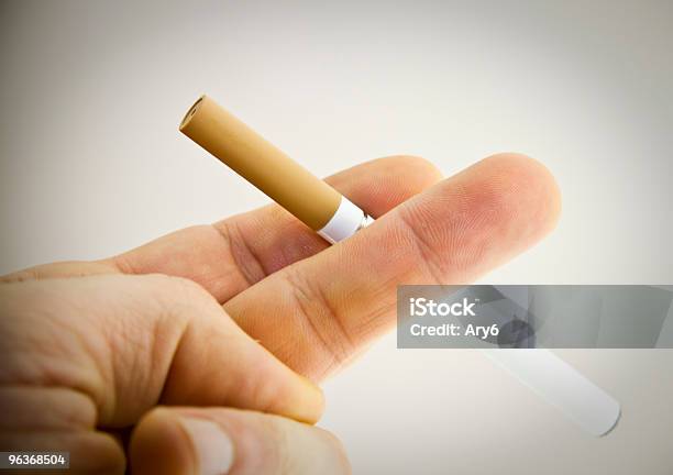 Una Sigaretta Elettronica O Sigarette - Fotografie stock e altre immagini di Sigaretta elettronica - Sigaretta elettronica, Rotto, Assuefazione