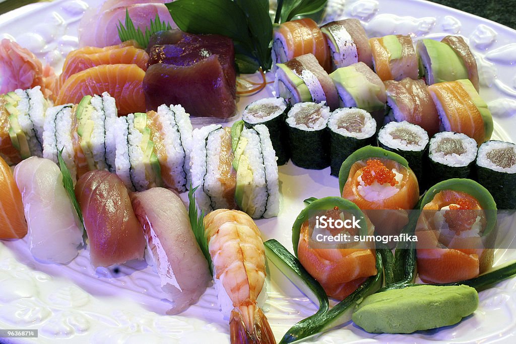 Rolos de Califórnia [ Bandeja de sushi ] - Royalty-free Abacate Foto de stock