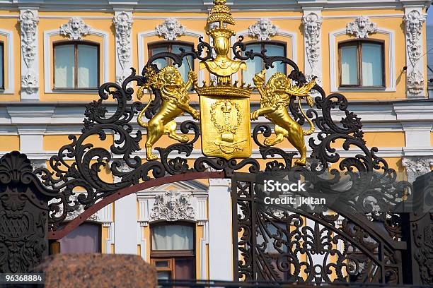 Palácio Velho Em Saintpetersburg - Fotografias de stock e mais imagens de Amarelo - Amarelo, Antigo, Arcaico