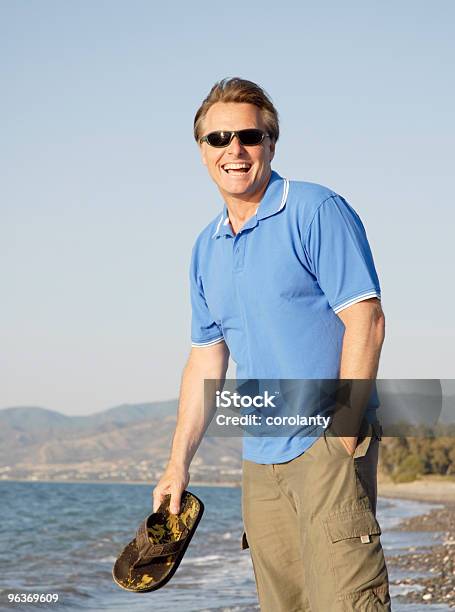 Uomo Ridendo Felice Sulla Spiaggia A Cipro - Fotografie stock e altre immagini di Maglietta polo - Maglietta polo, Occhiali da sole, Uomini