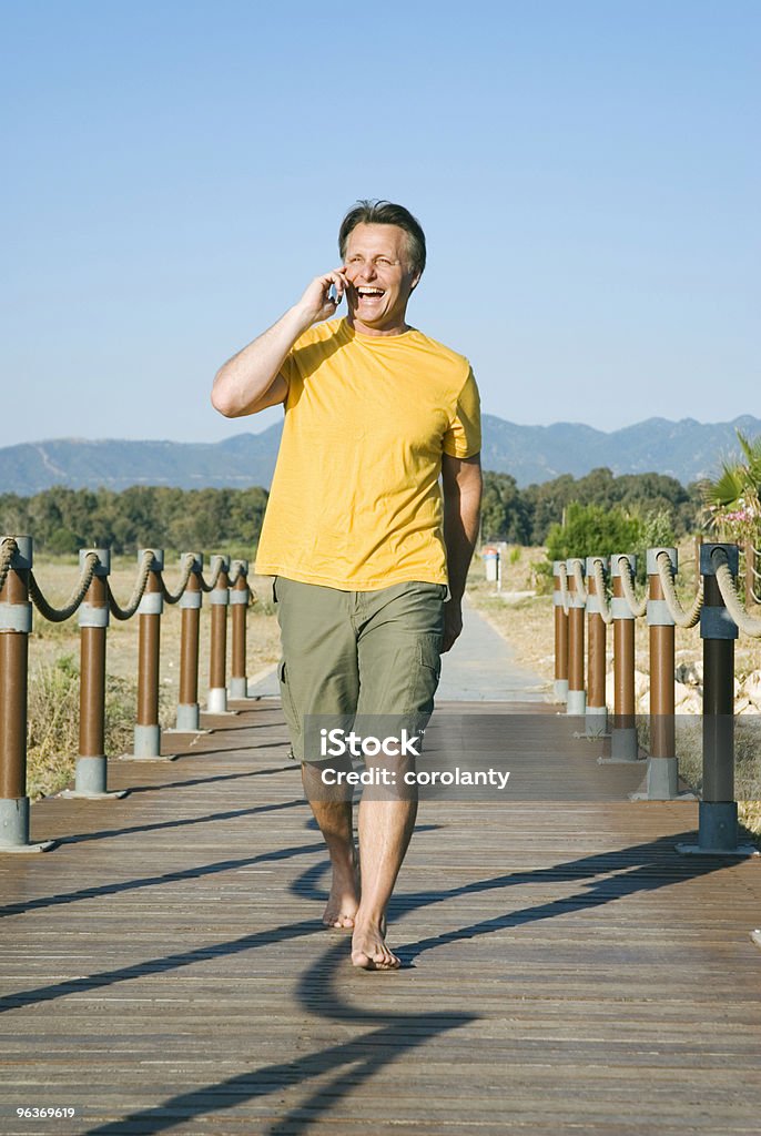 행복함 웃음소리 남자 on mobile phone - 로열티 프리 건강한 생활방식 스톡 사진