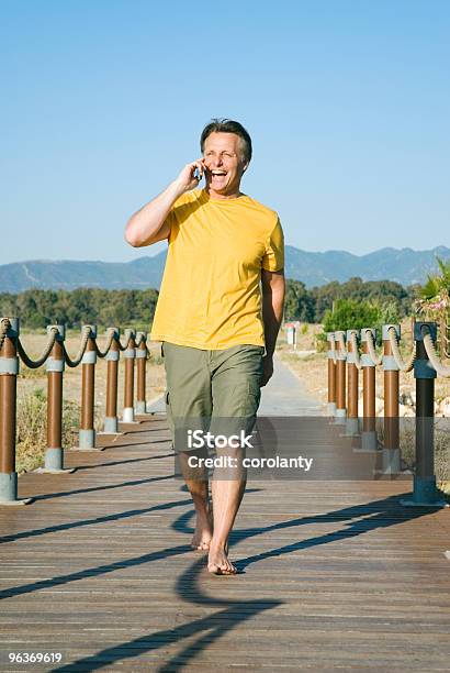 행복함 웃음소리 남자 On Mobile Phone 건강한 생활방식에 대한 스톡 사진 및 기타 이미지 - 건강한 생활방식, 걷기, 관광 리조트