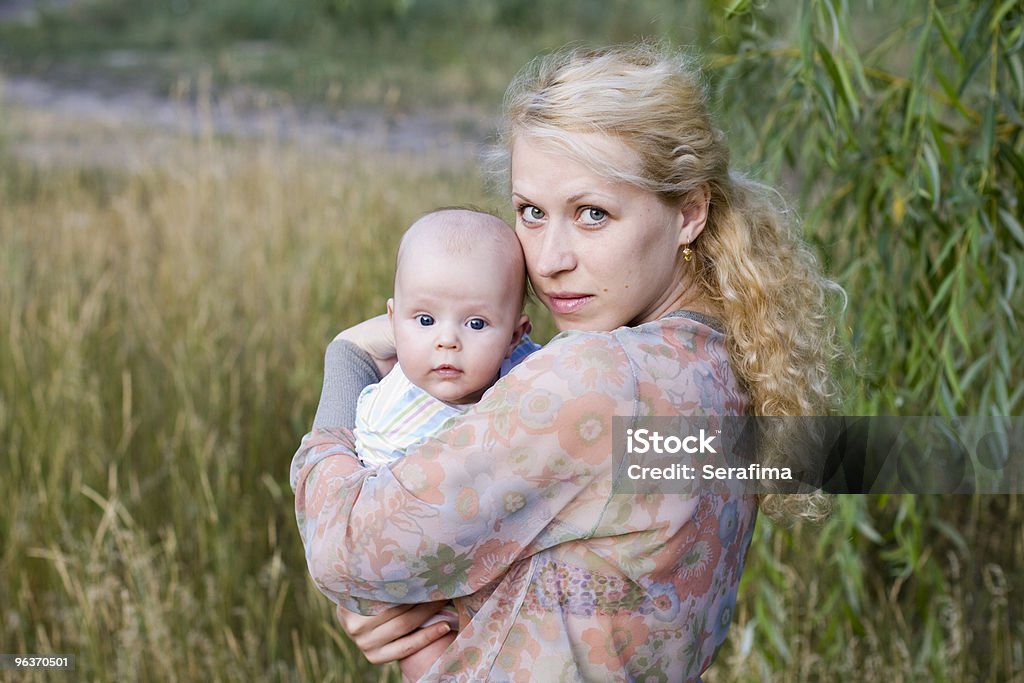 Jovem mãe com bebê - Foto de stock de 0-11 meses royalty-free