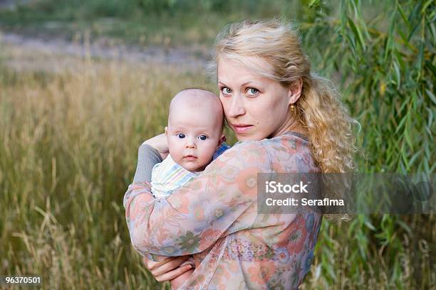 Foto de Jovem Mãe Com Bebê e mais fotos de stock de 0-11 meses - 0-11 meses, 25-30 Anos, Abraçar
