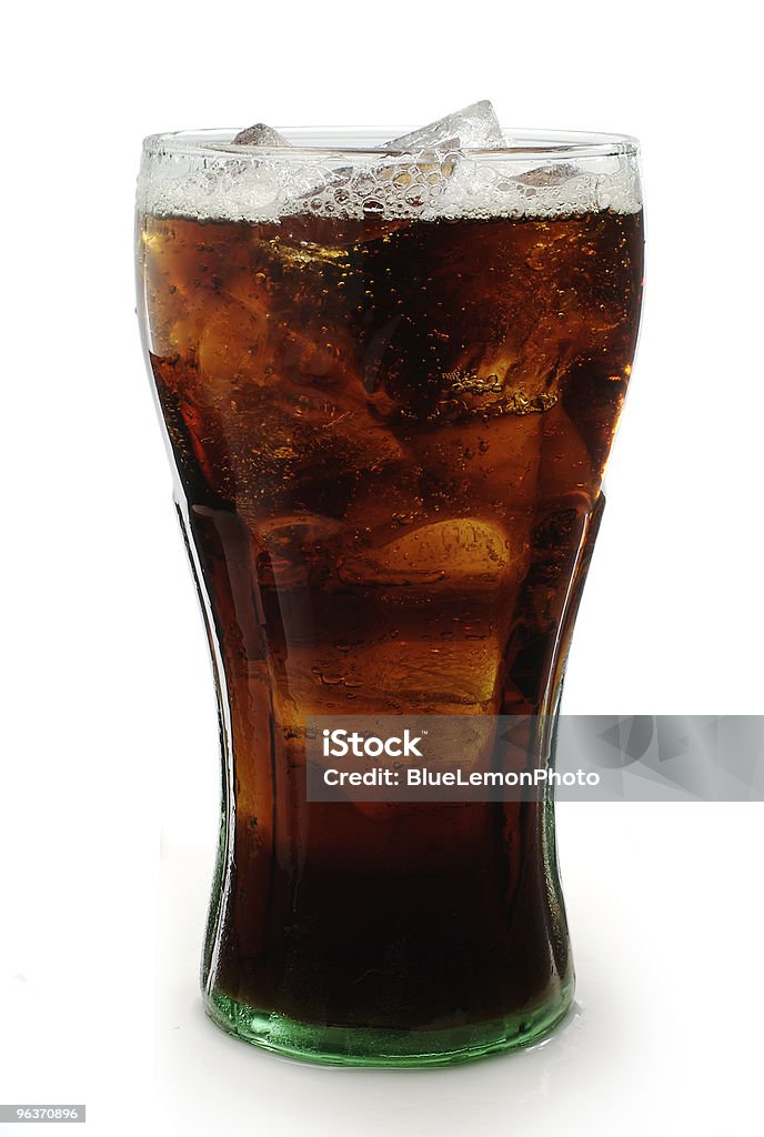 Bicchiere di cola con ghiaccio su sfondo bianco - Foto stock royalty-free di Assetato