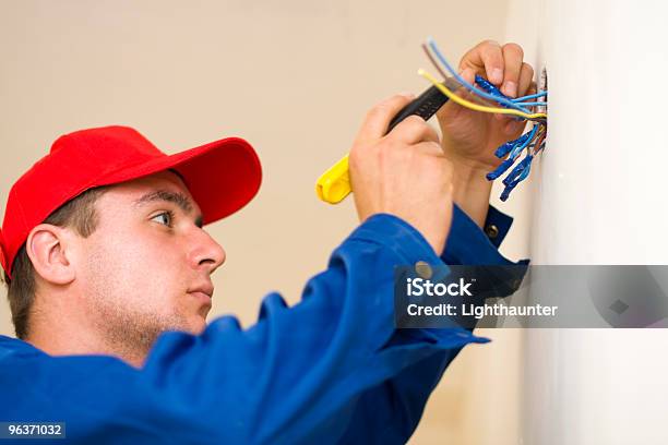 Handyman Pracy - zdjęcia stockowe i więcej obrazów Dorosły - Dorosły, Elektryczność, Elektryk