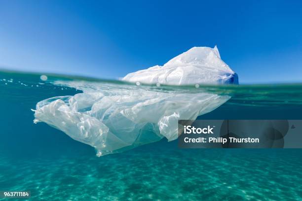 Iceberg Di Plastica - Fotografie stock e altre immagini di Plastica - Plastica, Busta di plastica, Mare