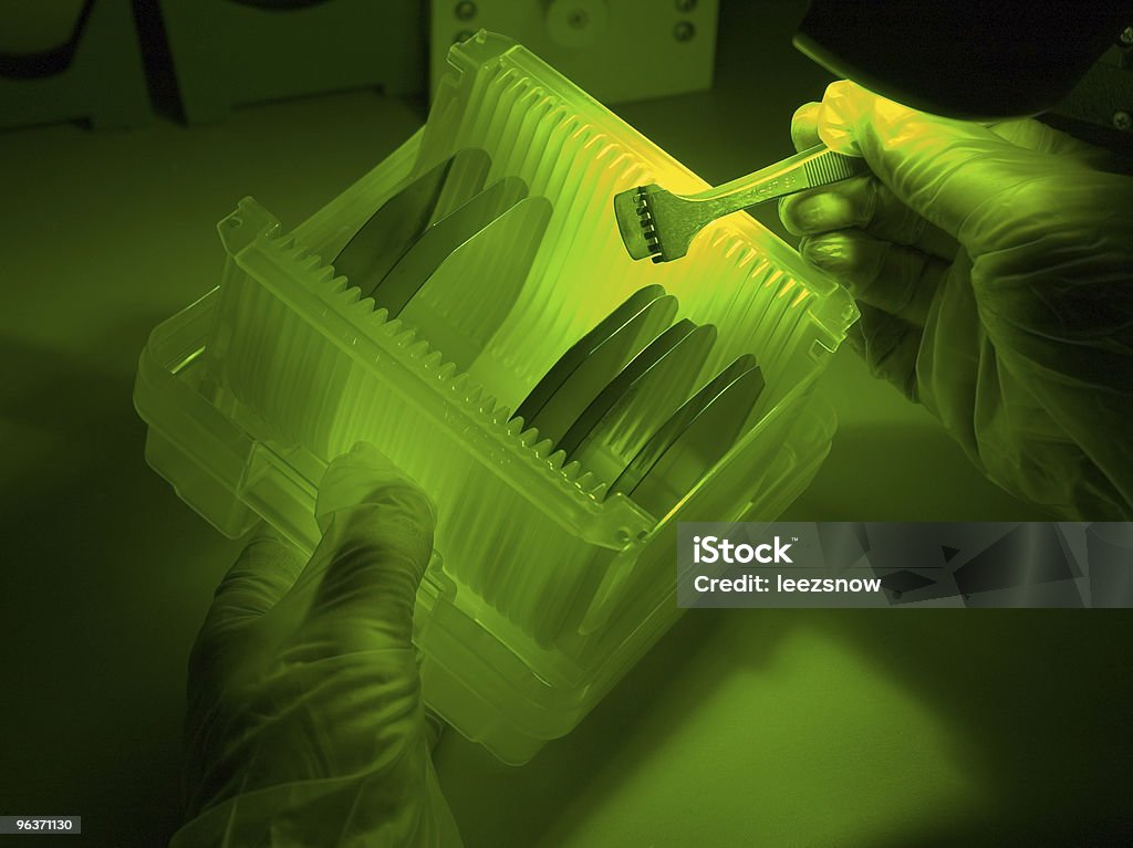 Inspecionar Silicon biscoitos sob luz verde - Foto de stock de Wafer - Chip de computador royalty-free
