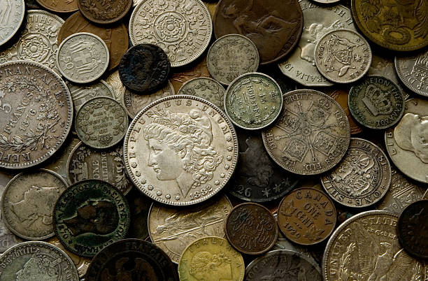 antigo moedas de países diferentes - coin collection imagens e fotografias de stock