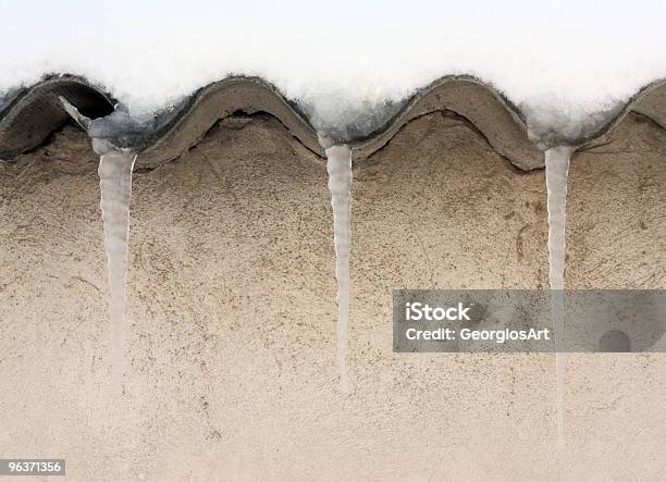 Свисающими С Крыши Icicles — стоковые фотографии и другие картинки Без людей - Без людей, Бетон, Вешать