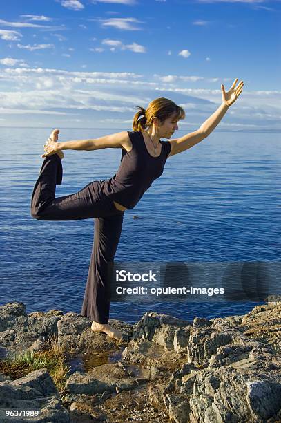 Serie Yoga Con Letto King Sizevista Sulloceano Della Posa Danza Nataraja - Fotografie stock e altre immagini di Acqua