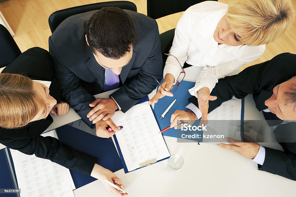 Travail d'équipe-discussion dans le bureau - Photo de Avocat - Juriste libre de droits