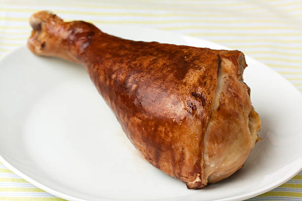 coscia di tacchino arrosto - turkey leg foto e immagini stock