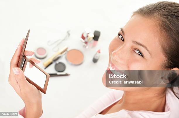 Donna Sorridente Con Cosmetici E Specchio - Fotografie stock e altre immagini di Accudire - Accudire, Adulto, Allegro