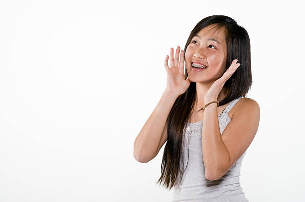 Retrato De Uma Garota Bonita E Alegre Com Gotas Brancas De Creme Facial Na Pele Imagem de Stock - Imagem de feliz, alegre: 185217611