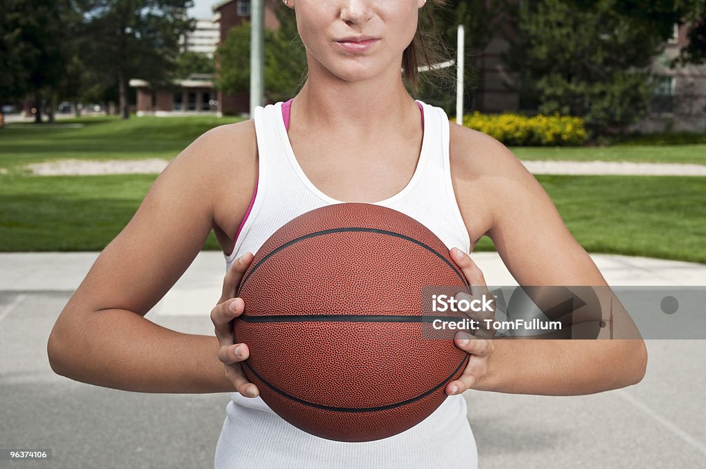 Confianza mujer atleta con canchas de básquetbol - Foto de stock de Baloncesto libre de derechos