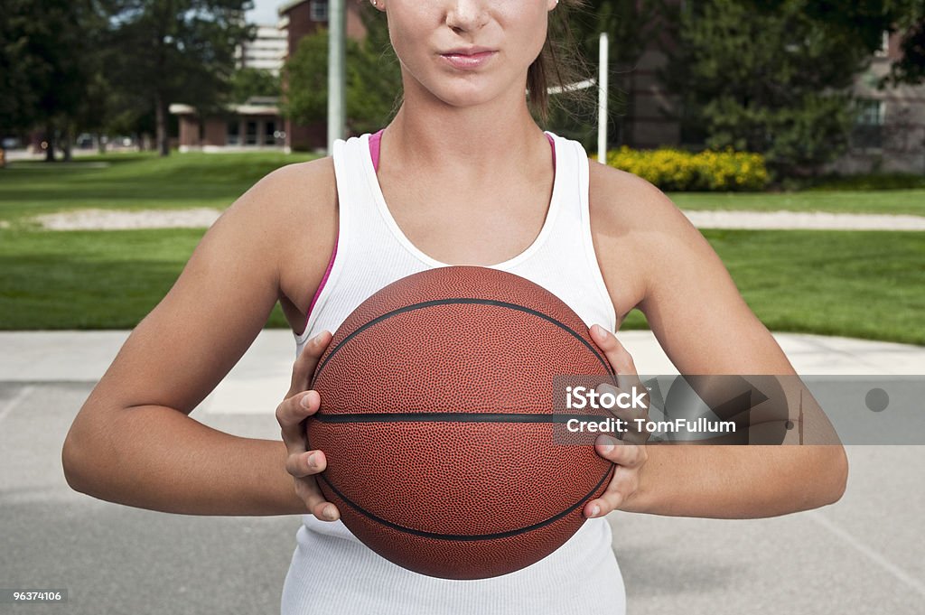 Atleta femminile fiducioso con basket - Foto stock royalty-free di Basket