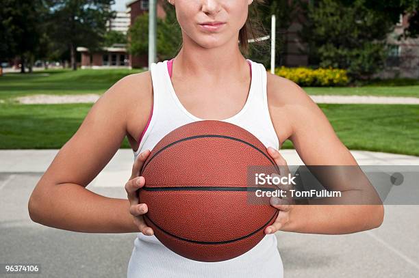 Atleta Femminile Fiducioso Con Basket - Fotografie stock e altre immagini di Basket - Basket, Palla da pallacanestro, Donne