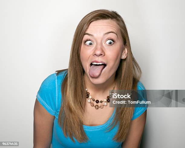 Junge Frau Die Grimassen Schneiden Stockfoto und mehr Bilder von Zunge herausstrecken - Zunge herausstrecken, Weiblicher Teenager, Blondes Haar