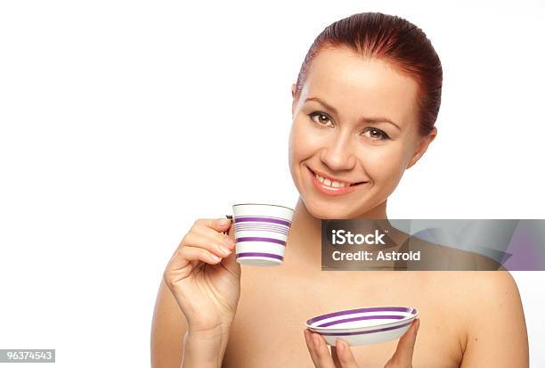 Uśmiechający Się Kobieta Z Filiżanką Kawy - zdjęcia stockowe i więcej obrazów Biały - Biały, Brązowe włosy, Brązowy