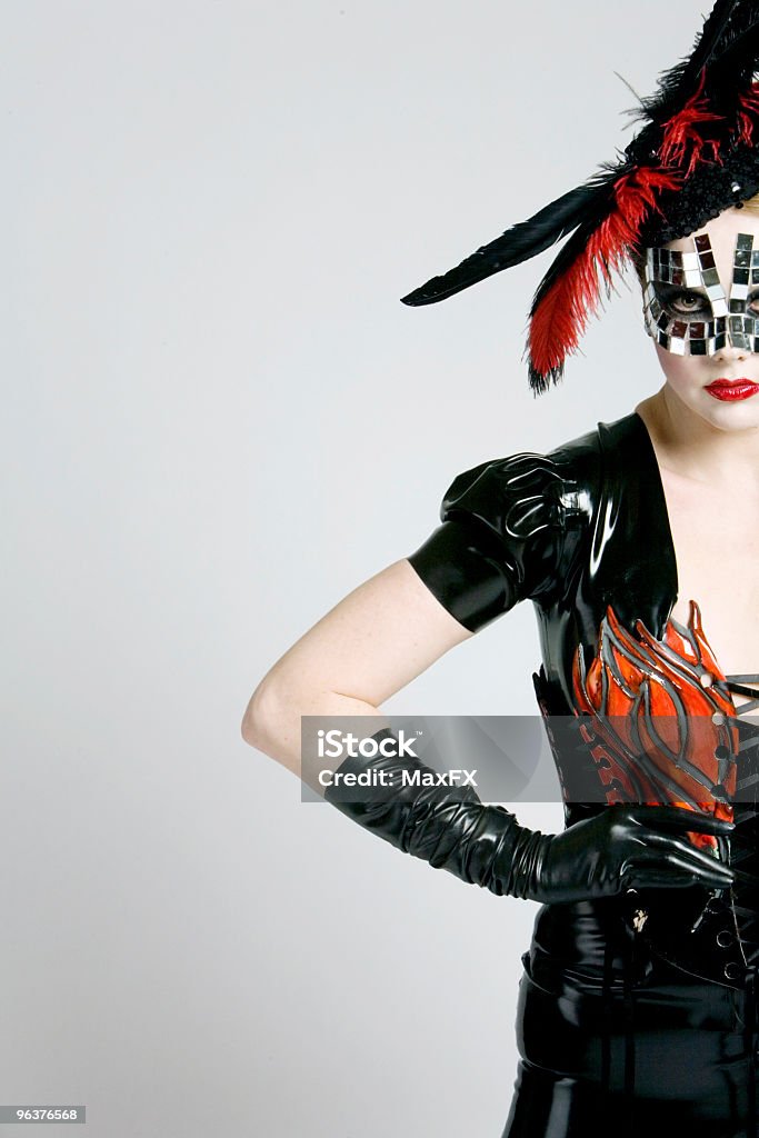 Mujer usando la máscara de moda - Foto de stock de A la moda libre de derechos