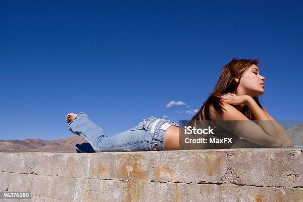 Photo libre de droit de Jeune Fille En Jeans Et Détente banque d'images et plus d'images libres de droit de Adulte - Adulte, Beauté, Belle femme