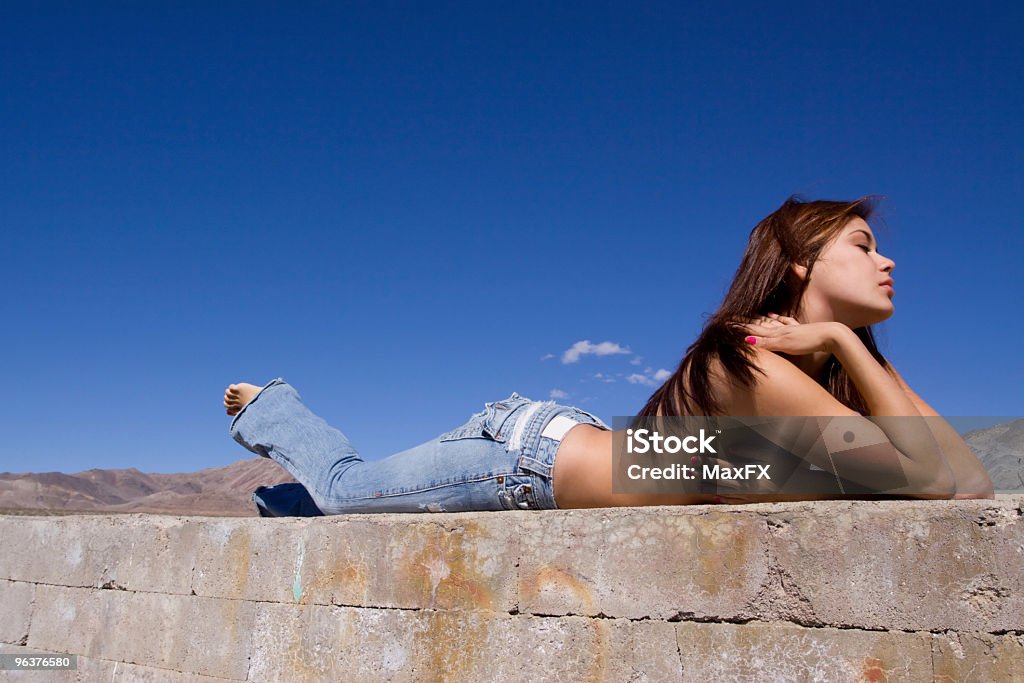 Девушка в джинсах отдыха - Стоковые фото Бетон роялти-фри