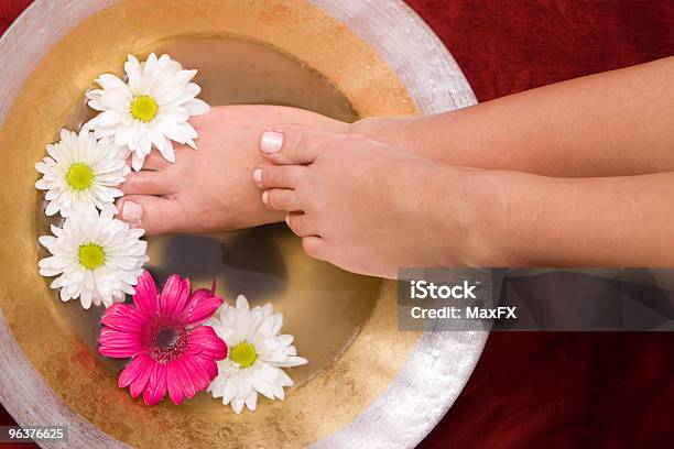 Frau Waschen Ihre Füße In Einer Schüssel Stockfoto und mehr Bilder von Fußbad - Fußbad, Frauen, Attraktive Frau