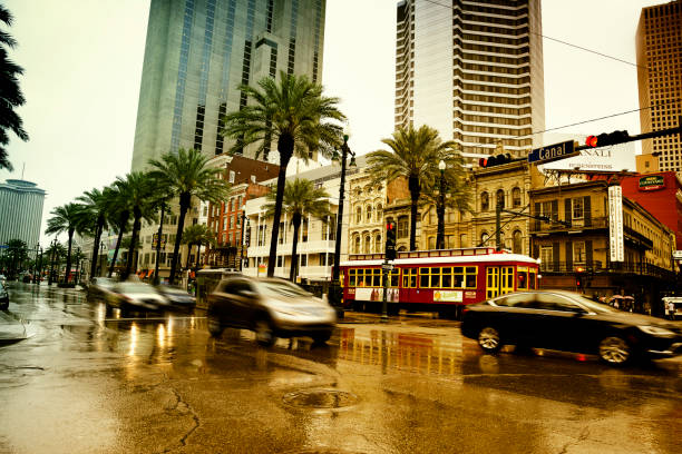 カナル ・ ストリート、ダウンタウンのニユー ・ オーリンズを交通します。 - new orleans cable car louisiana street ストックフォトと画像