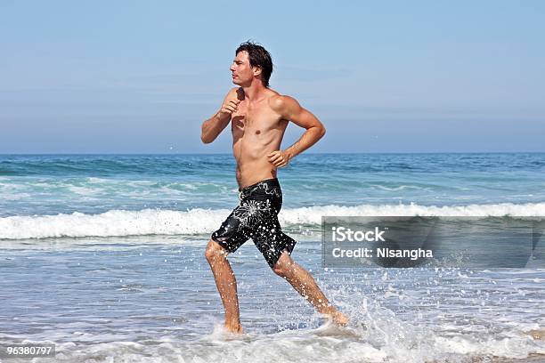 Enérgico Joven Para Correr En El Océano Atlántico Foto de stock y más banco de imágenes de Adulto - Adulto, Adulto joven, Aerobismo